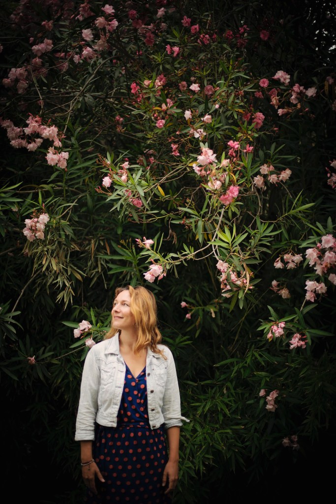 Nina Mae Harper songer-songwriter in the garden